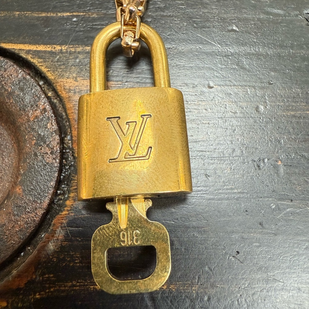 Louis Vuitton Lock & Key #316 on unbranded Chain - Picture 4 of 12
